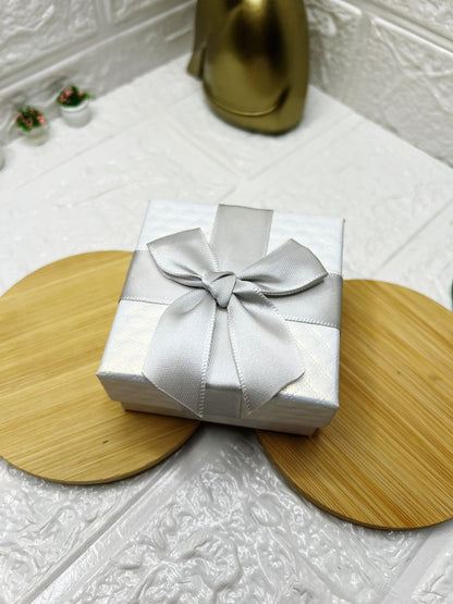 Caja de Regalo con moño plateado